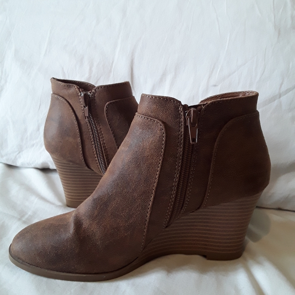 Qupid/brown suede ankle boots/wedge heel booties/zipper sides/short boots/size 7